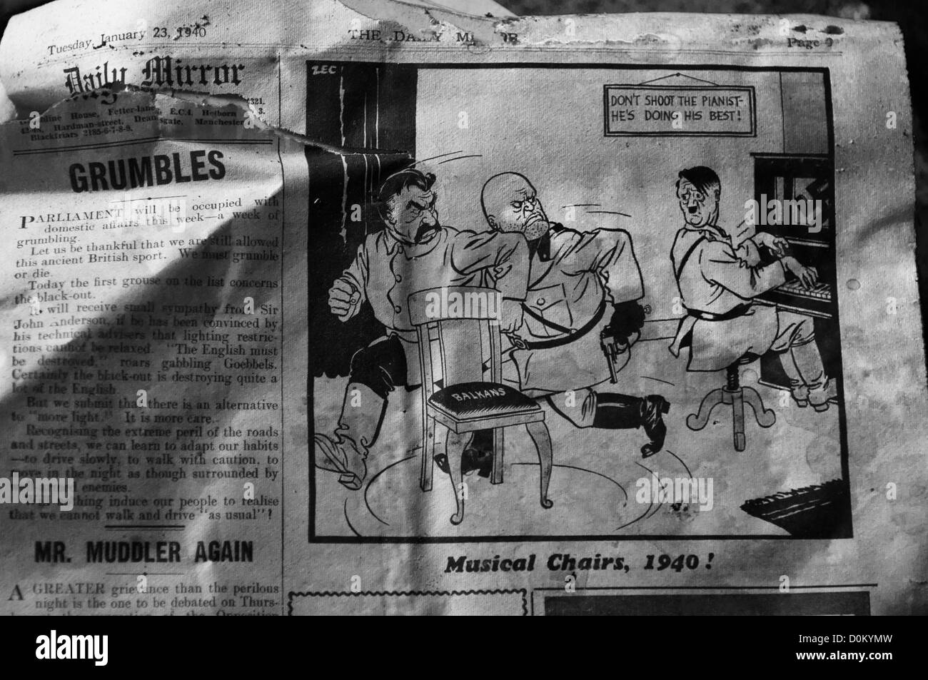 Partie d'un journal de 1940 montrant une caricature d'Adolf Hitler Banque D'Images