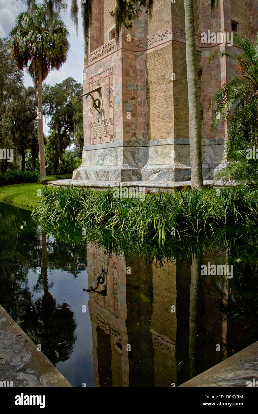 Le géant se dresse au milieu de la tour de beaux jardins. Banque D'Images