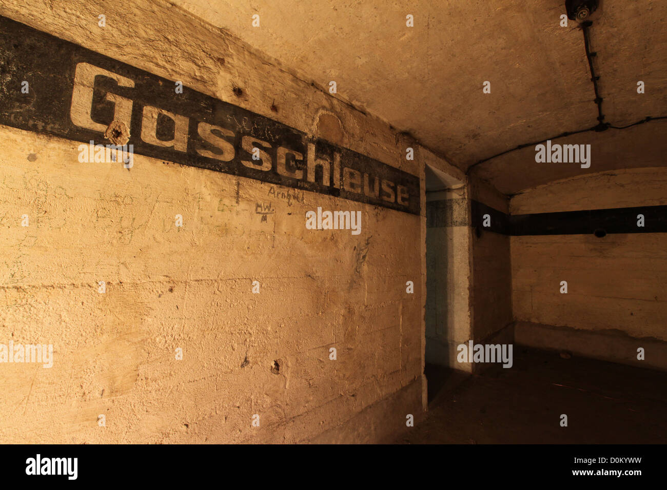 Seconde guerre mondiale bunker souterrain de l'intérieur à allumé la lumière dans le port de Brême, Allemagne Banque D'Images