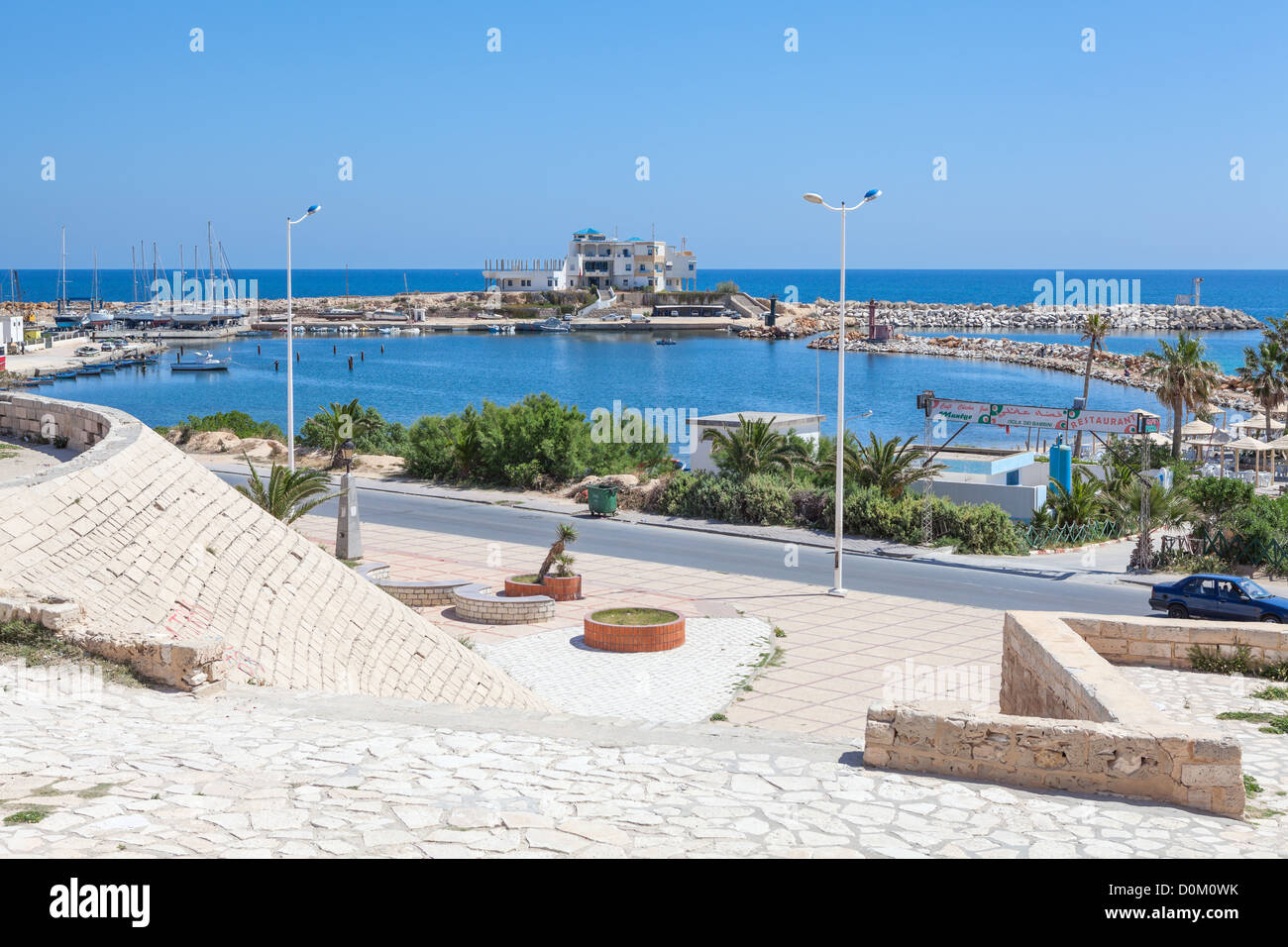 La baie, la mer et la route située dans le ville de Monastir, la mer Méditerranée, la Tunisie Banque D'Images