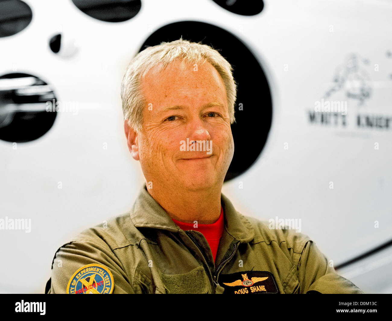 Pilote d'essai plus tard président d'aéronefs Scaled Composites Doug Shane se place en avant chevalier blanc porte-avions le SpaceShipOne. Banque D'Images