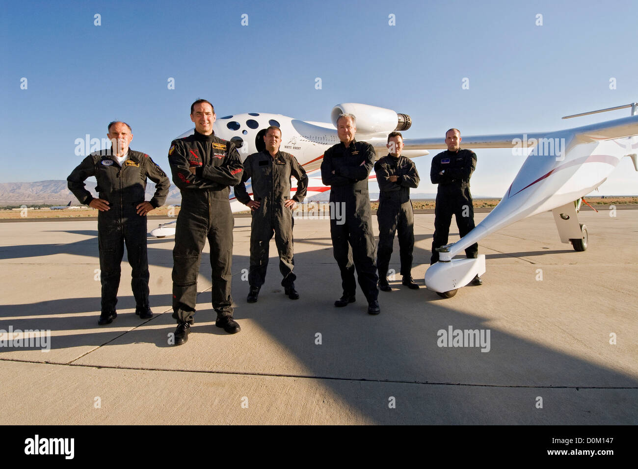 Les six pilotes d'essai stand Scaled Composites un chevalier blanc sur la rampe d'accès l'aéroport de Mojave en Californie de Mojave. Ils comprennent (de g Banque D'Images