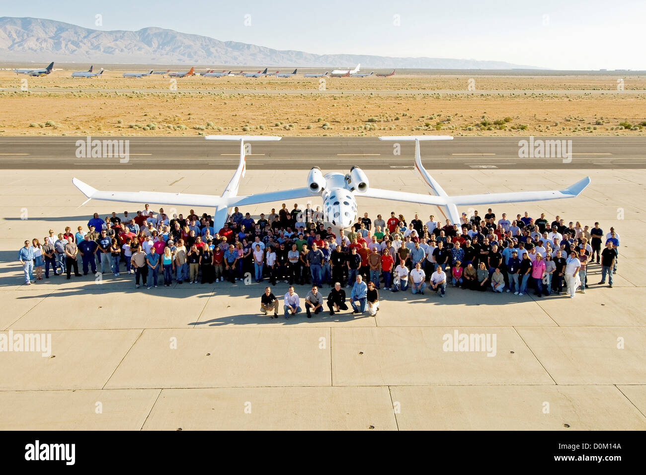 La 300 + employés recueillir de Scaled Composites photo de groupe devant un chevalier blanc sur la rampe d'accès l'aéroport de Mojave en Californie de Mojave. Banque D'Images