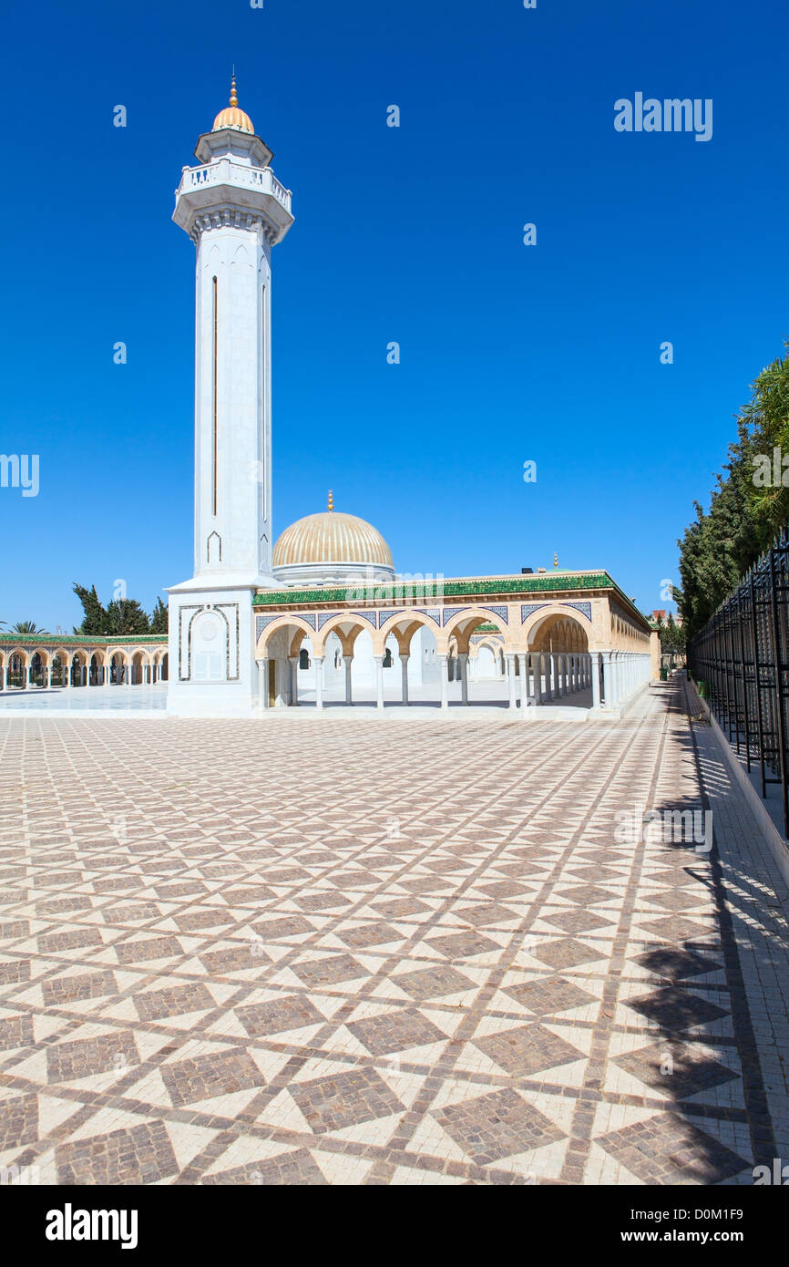 Minaret haut tour de mausolée du premier président tunisien Habib Bourguiba dans cour intérieure à Monastir, Tunisie, Afrique Banque D'Images