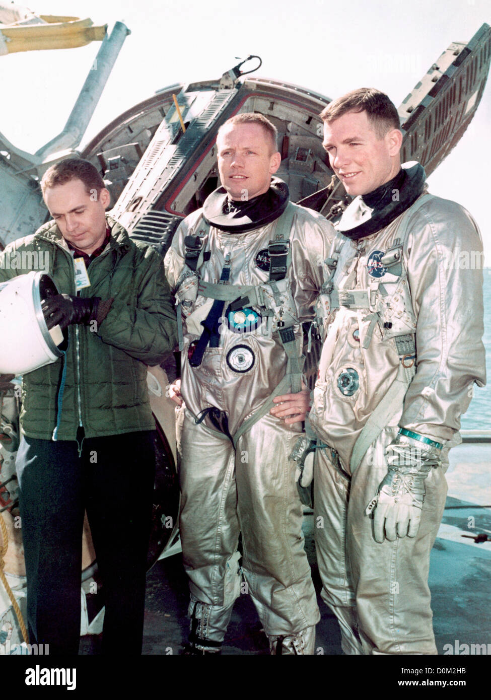 Les astronautes Neil A. Armstrong (centre) pilote commande David R. Scott (à droite) 8 Gemini pilote premier équipage sont adaptés à l'évacuation de l'eau Banque D'Images