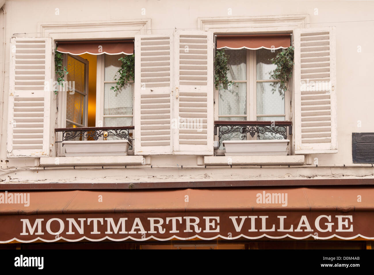 Fenêtres et volets ci-dessus magasiner à Montmartre, Paris, France Banque D'Images