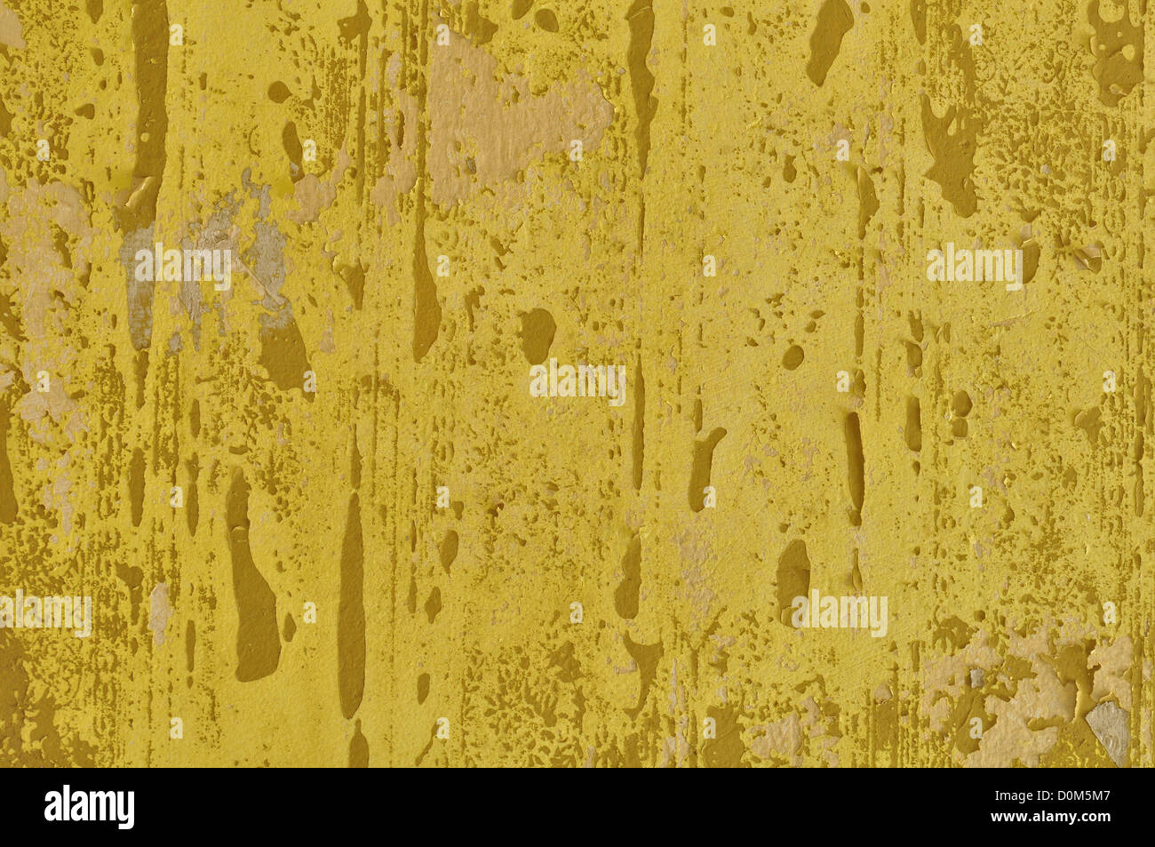 L'écaillage de la peinture mur jaune et des morceaux de papier peint déchiré. La texture de fond. Banque D'Images