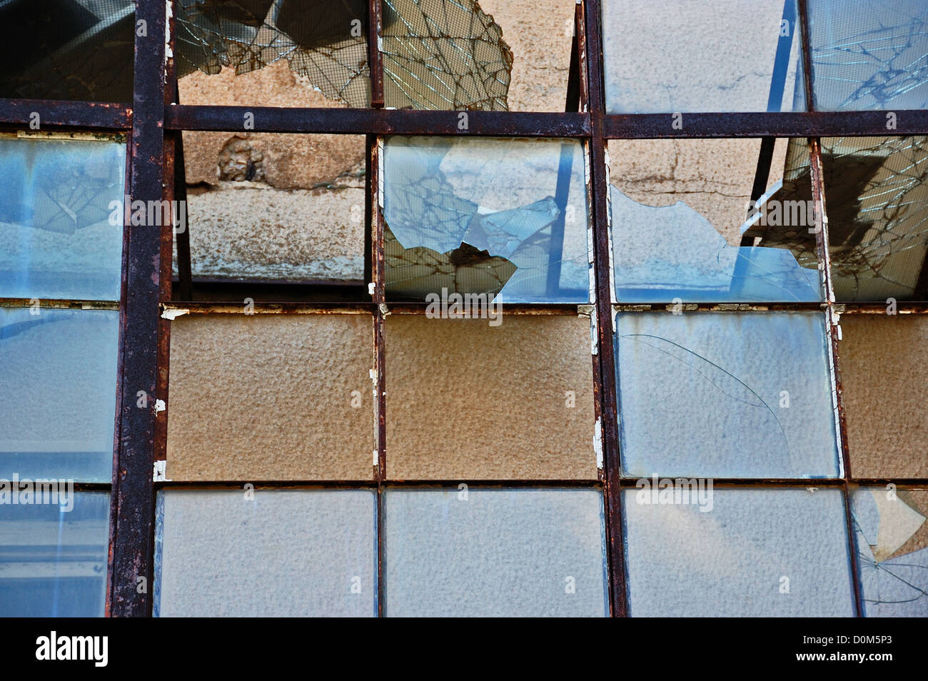 Verre brisé et Rusty metal arrière-plan. Vandalisé atrium de bâtiment abandonné. Banque D'Images