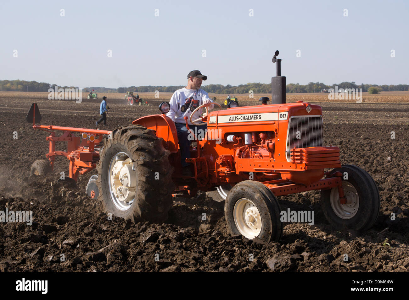 Allis Chalmers, modèle D17, labourer un champ près d'Hébron, Illinos lors d'une démonstration de tracteur antique.sillon Banque D'Images