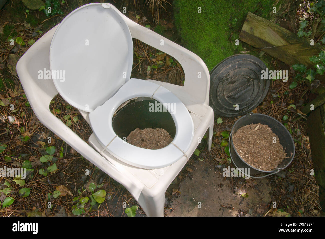 Toilette sèche design à compost pour maison écologique