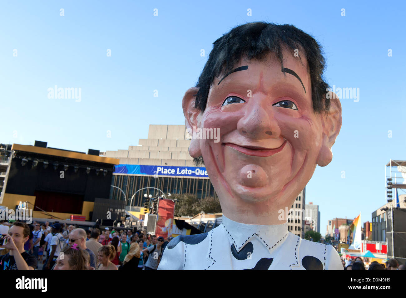 Tête géant papier mâché promenade caractère sur la rue Ste-Catherine pendant le Festival Juste pour rire à Montréal, Québec Banque D'Images
