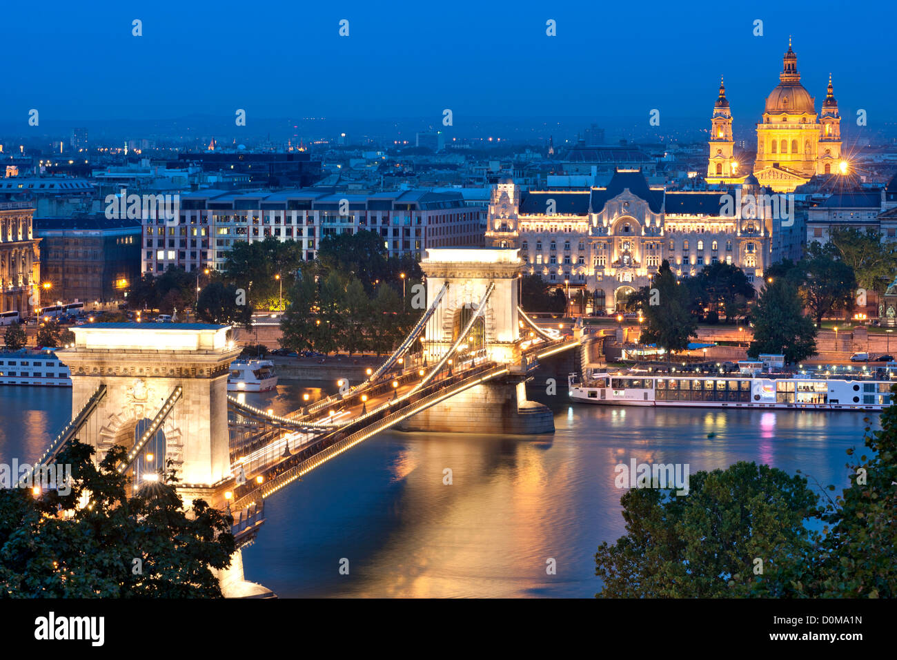 Vue de nuit sur le pont à chaînes Széchenyi sur le Danube à Budapest, capitale de la Hongrie. Banque D'Images