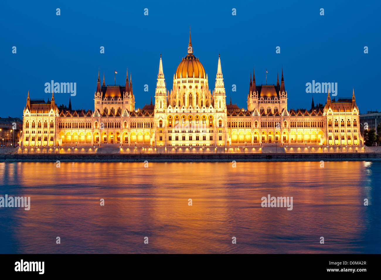 Crépuscule sur le bâtiment du parlement hongrois sur les rives du Danube à Budapest, capitale de la Hongrie. Banque D'Images