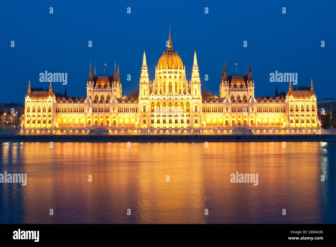 Crépuscule sur le bâtiment du parlement hongrois sur les rives du Danube à Budapest, capitale de la Hongrie. Banque D'Images