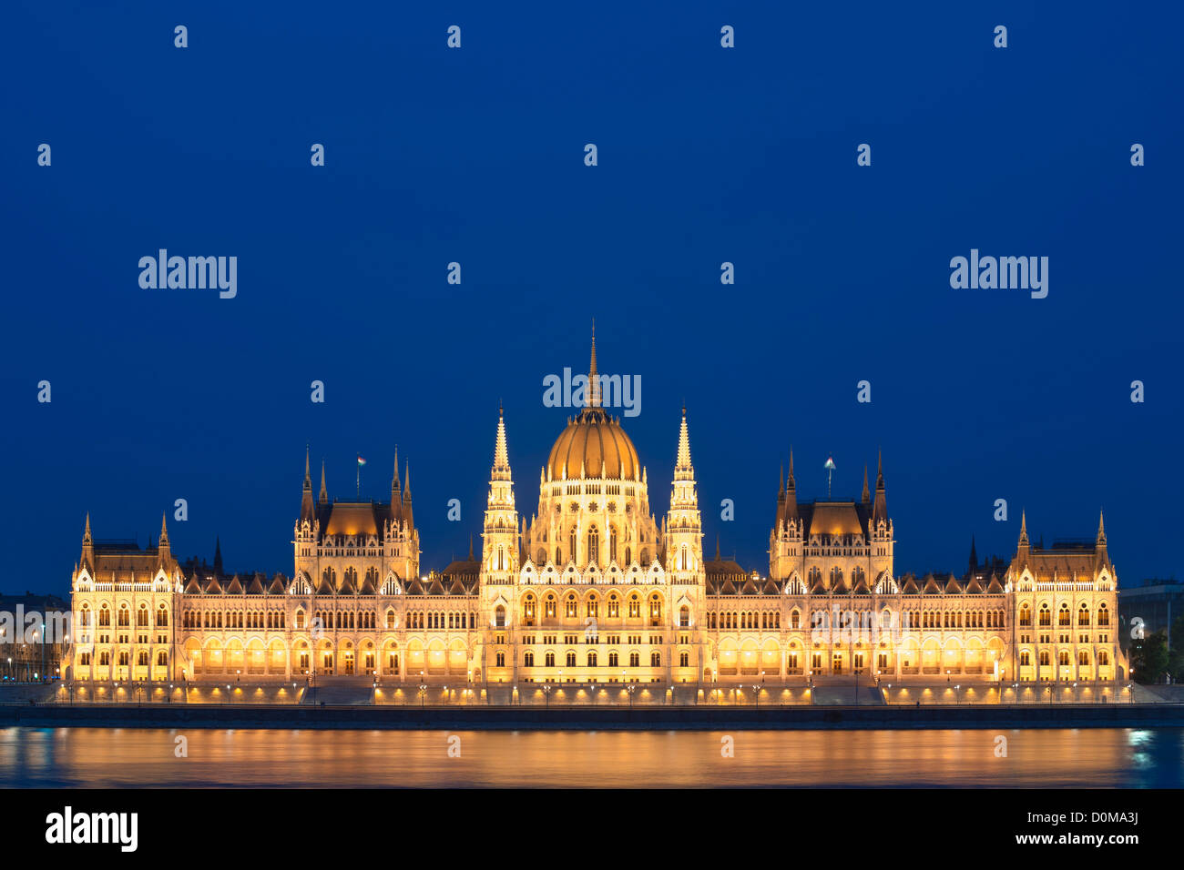 Vue de la nuit de l'édifice du Parlement hongrois sur les rives du Danube à Budapest, capitale de la Hongrie. Banque D'Images