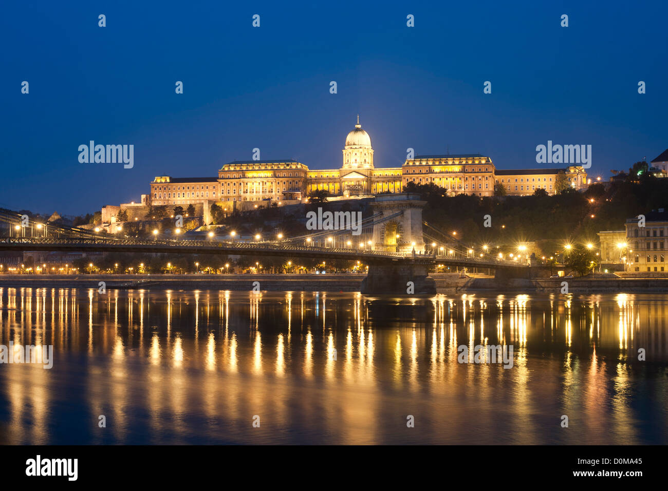 Voir l'aube du château de Buda et le Pont des chaînes Széchenyi sur le Danube à Budapest, capitale de la Hongrie. Banque D'Images