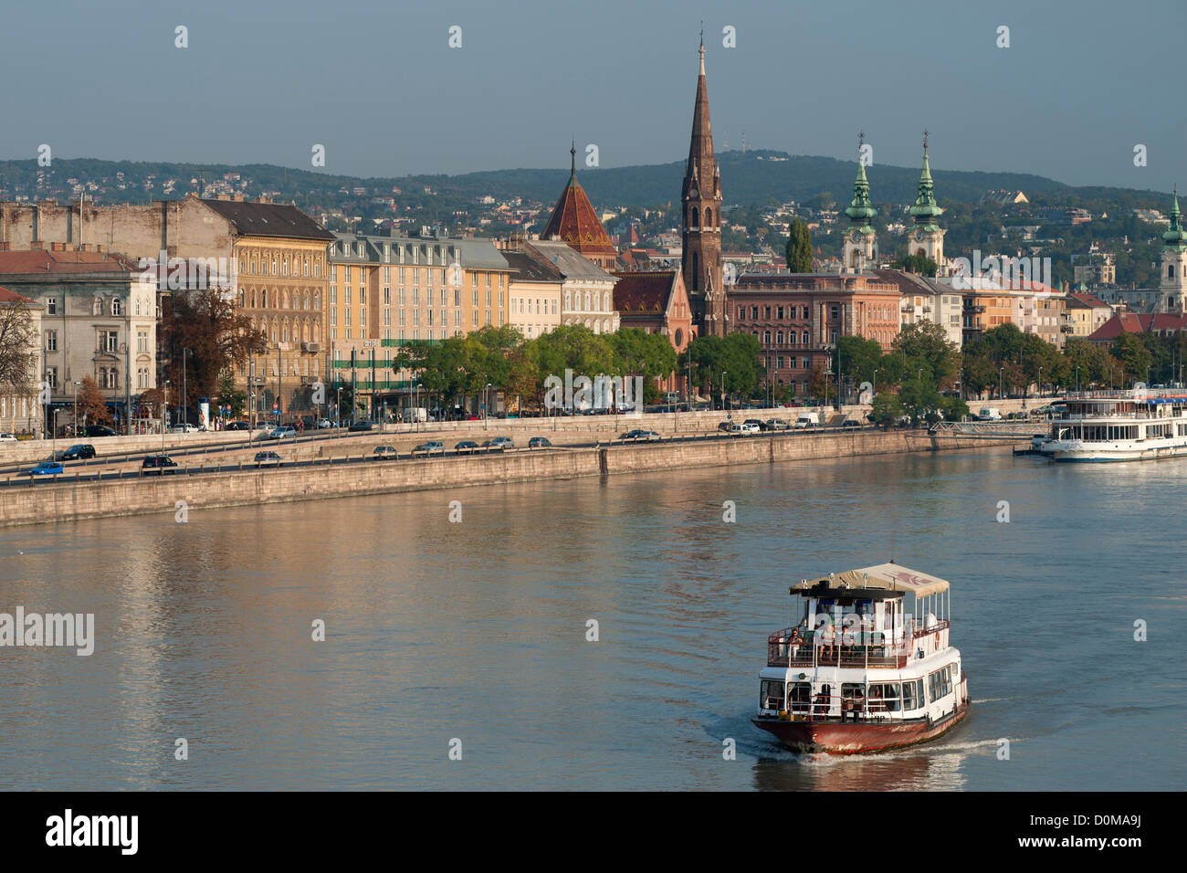 L'aube vue sur le Danube à Budapest montrant l'Église Réformée de Buda (centre) et St Anne's Church (à droite). Banque D'Images