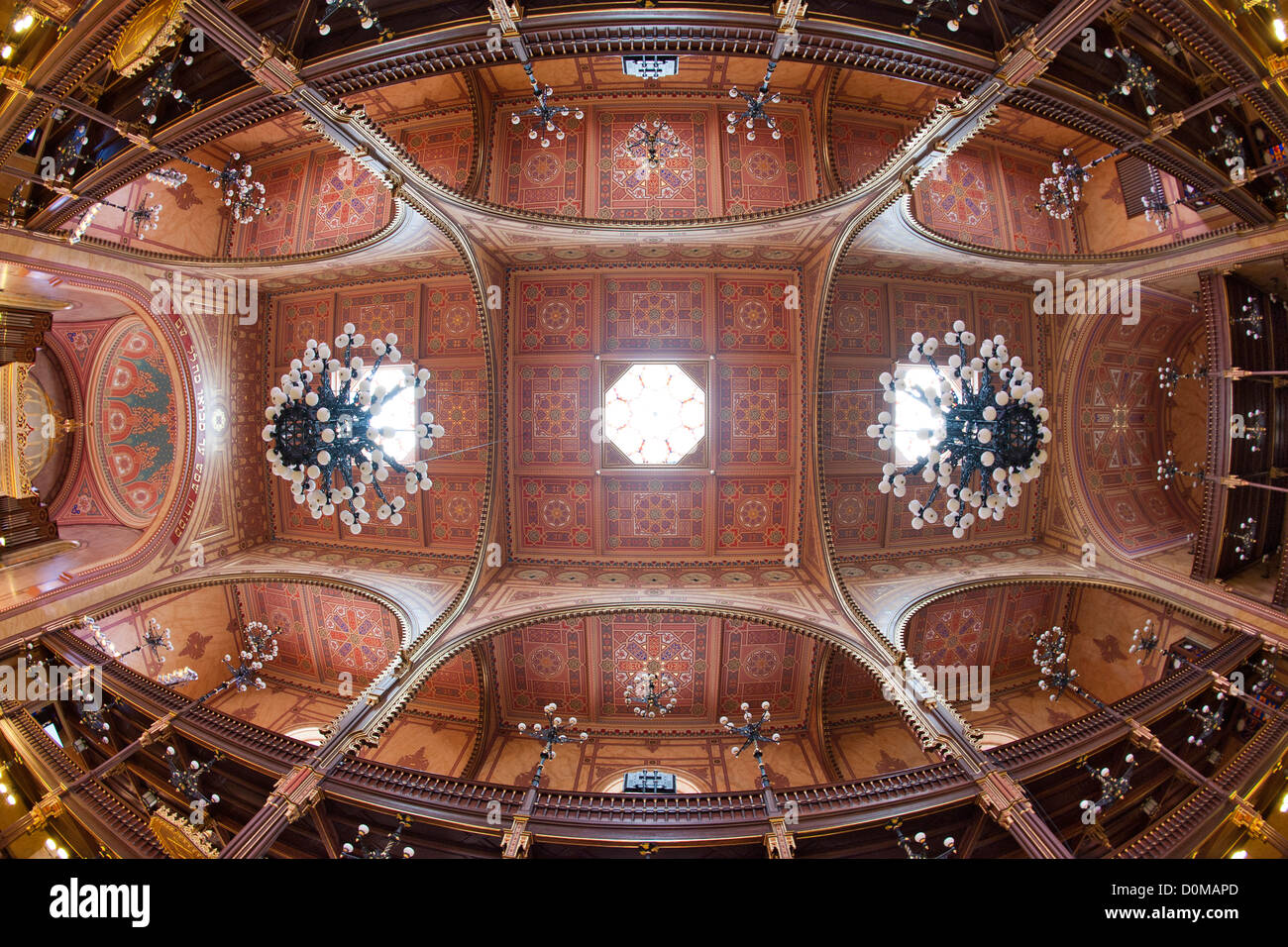 Intérieur et plafond de la Synagogue de la rue Dohány, à Budapest, la capitale de la Hongrie. Banque D'Images