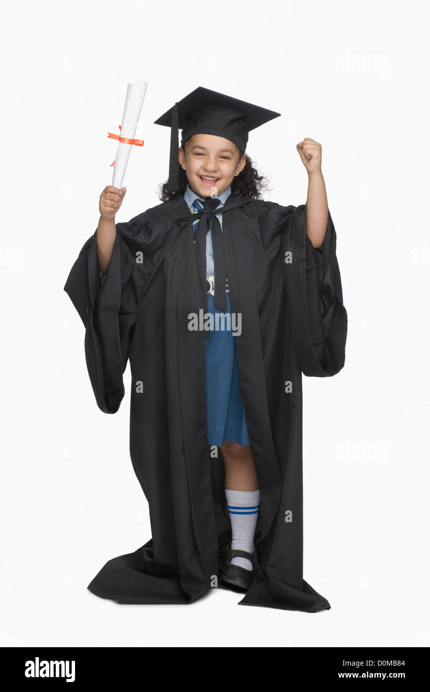 Portrait of a Girl in graduation gown titulaire d'un diplôme Banque D'Images