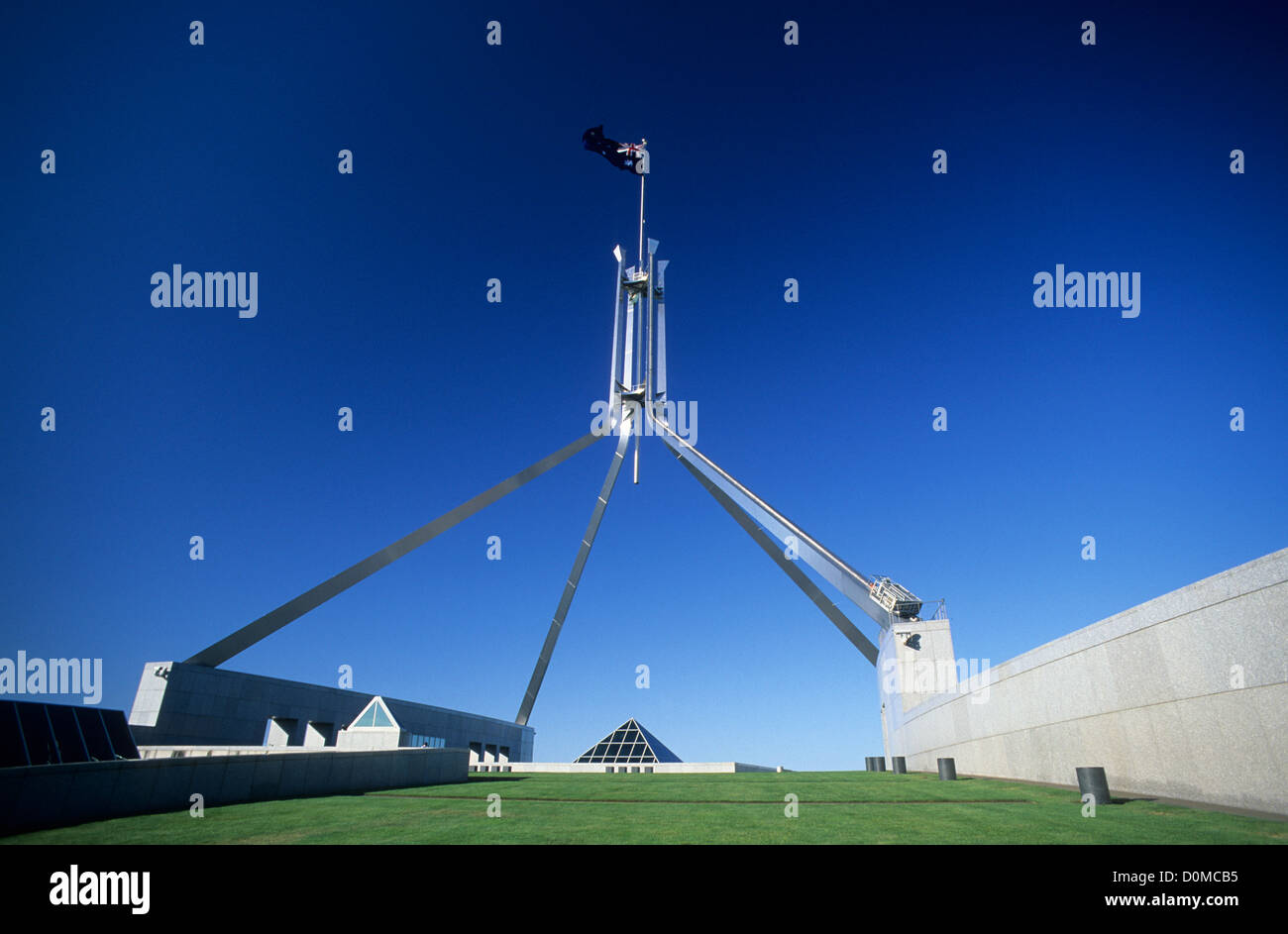 L'Australie, Canberra, ACT, le pôle du pavillon sur le capital hill avec drapeau australien. Banque D'Images