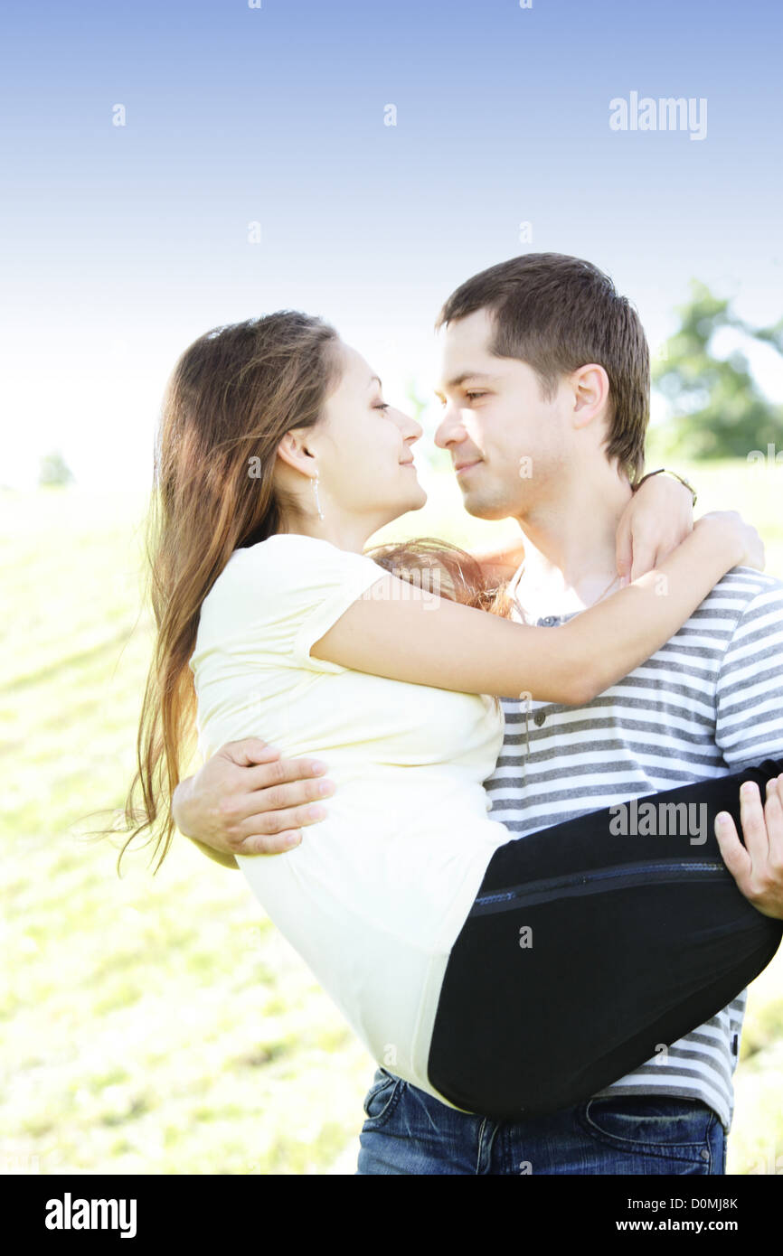 Guy with girl sur les mains Banque D'Images