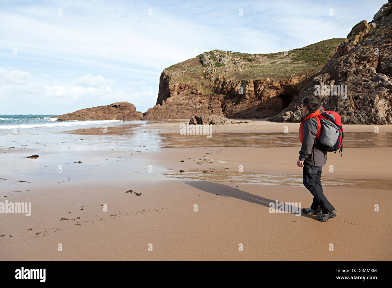 Backpacker sur plage, Plemont, Jersey, Channel Islands, Royaume-Uni Banque D'Images