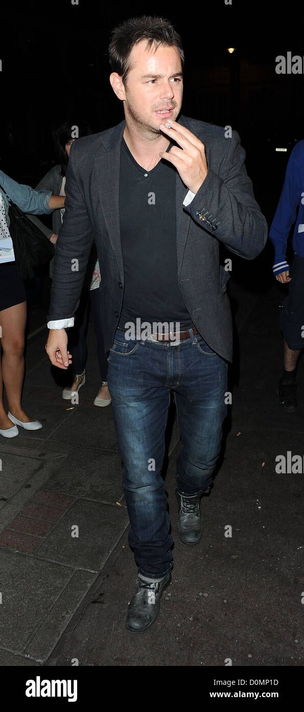 Danny Dyer fumer une cigarette à l'extérieur de la May Fair Hotel London, England - 31.08.10 Banque D'Images