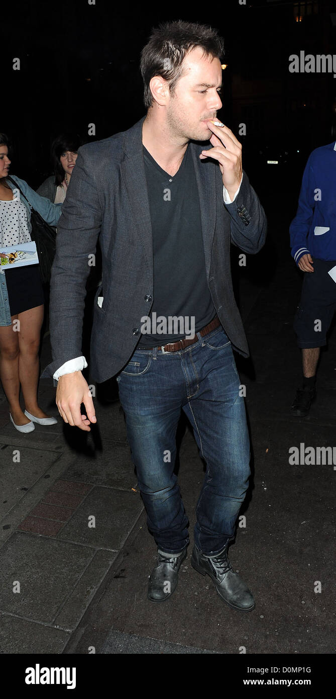 Danny Dyer fumer une cigarette à l'extérieur de la May Fair Hotel London, England - 31.08.10 Banque D'Images