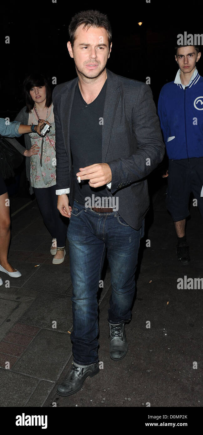 Danny Dyer fumer une cigarette à l'extérieur de la May Fair Hotel London, England - 31.08.10 Banque D'Images