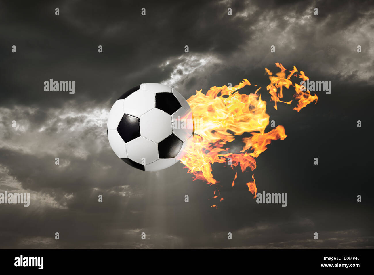 Ballon de soccer avec flamme sur fond de ciel dramatique Banque D'Images