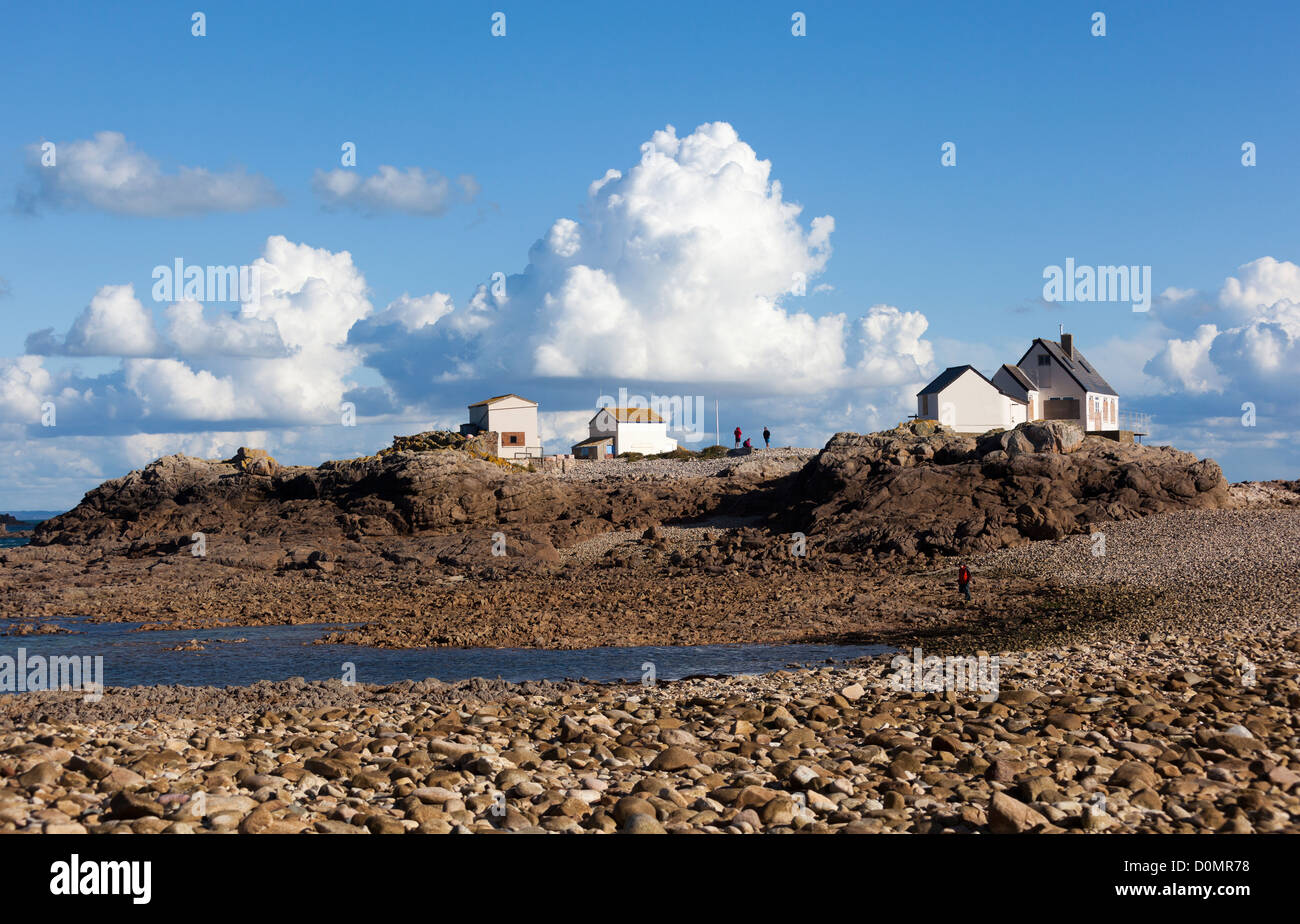 Maisons de pêcheurs avec des gens sur skyline on Ecrehous island au large de Jersey, Channel Islands, Royaume-Uni Banque D'Images