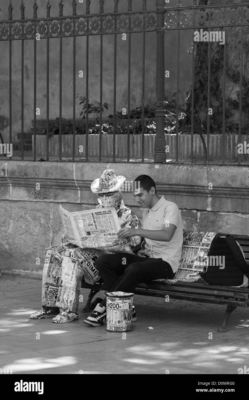 Le partage d'un journal en Malaga Espagne Banque D'Images