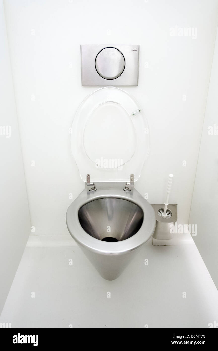 La cuvette des toilettes modernes en acier inoxydable et les raccords dans l'armoire de toilettes Banque D'Images