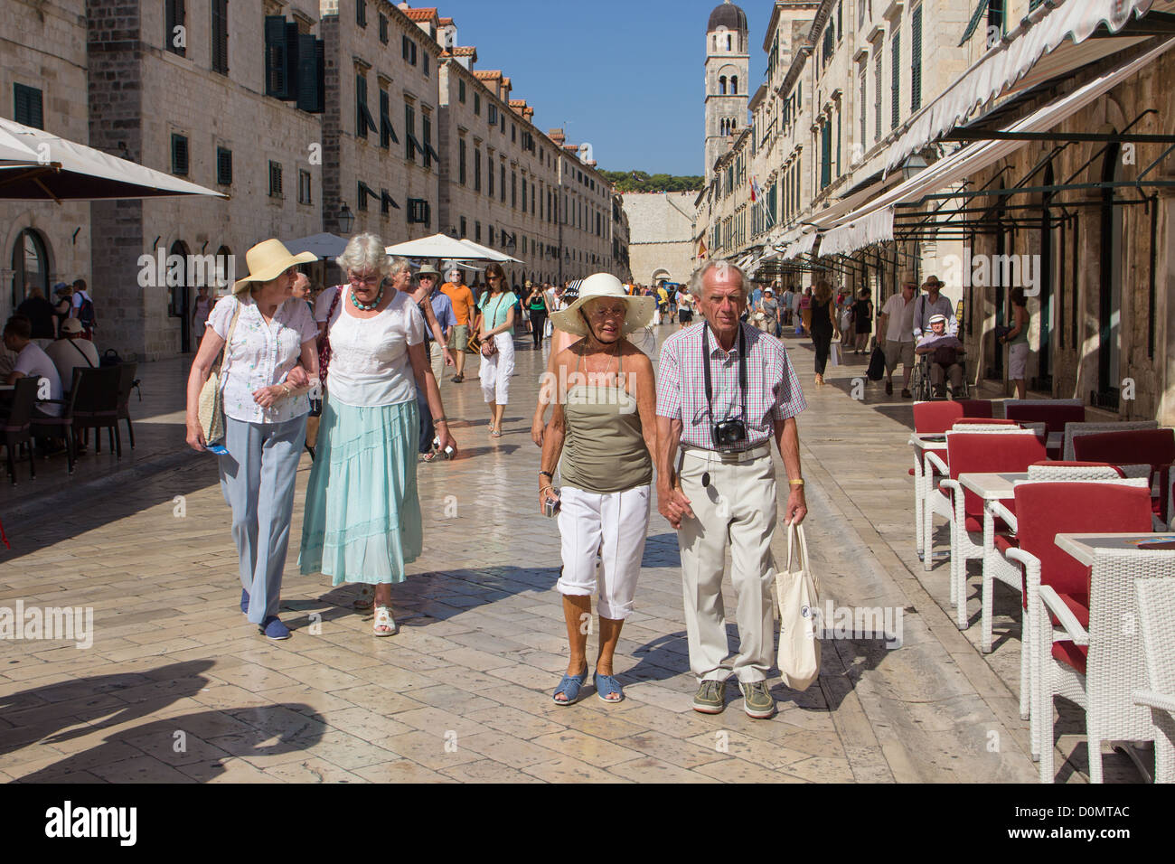 Touristes matures sur la rue principale Placa Dubrovnik Croatie Banque D'Images