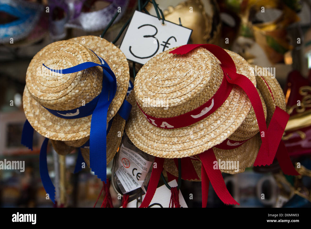 Gondoliers des chapeaux de paille à vendre comme souvenirs. Front de Venise Italie Banque D'Images