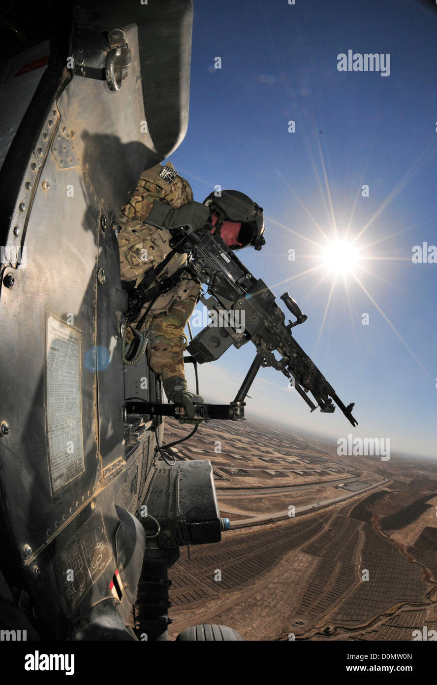 La CPS de l'armée. Richard Burton, chef d'équipe avec la 25e Division d'infanterie, 2e Bataillon, 25e Brigade d'aviation de combat, fournit la sécurité dans un hélicoptère Black Hawk pendant une mission aérienne au-dessus de l'Afghanistan, la province de Kandahar, le 26 novembre 2012. Burton est d'au Banque D'Images