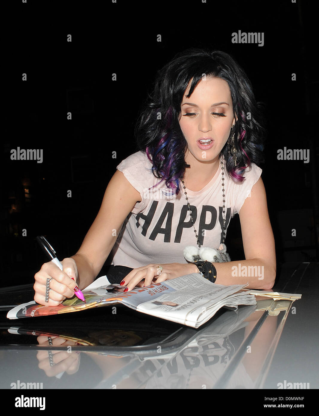 Katy Perry sort de la cassette de son monospace pour signer des autographes  pour les fans à l'extérieur de l'ITV studios, ayant comparu Photo Stock -  Alamy
