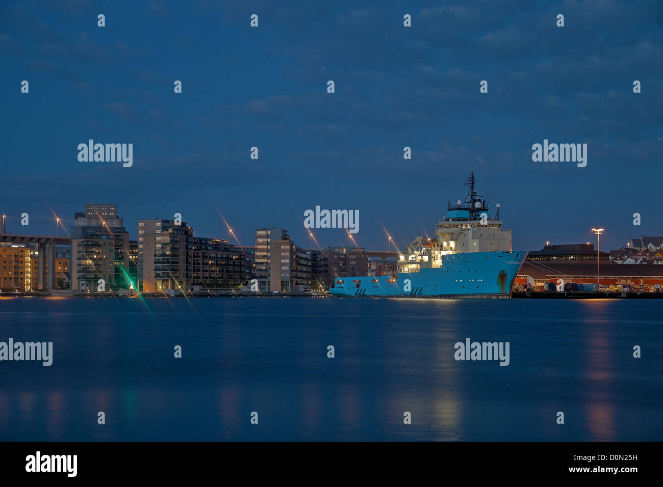 Nuit panorama de la ville portuaire de Stavanger, Norvège. Banque D'Images
