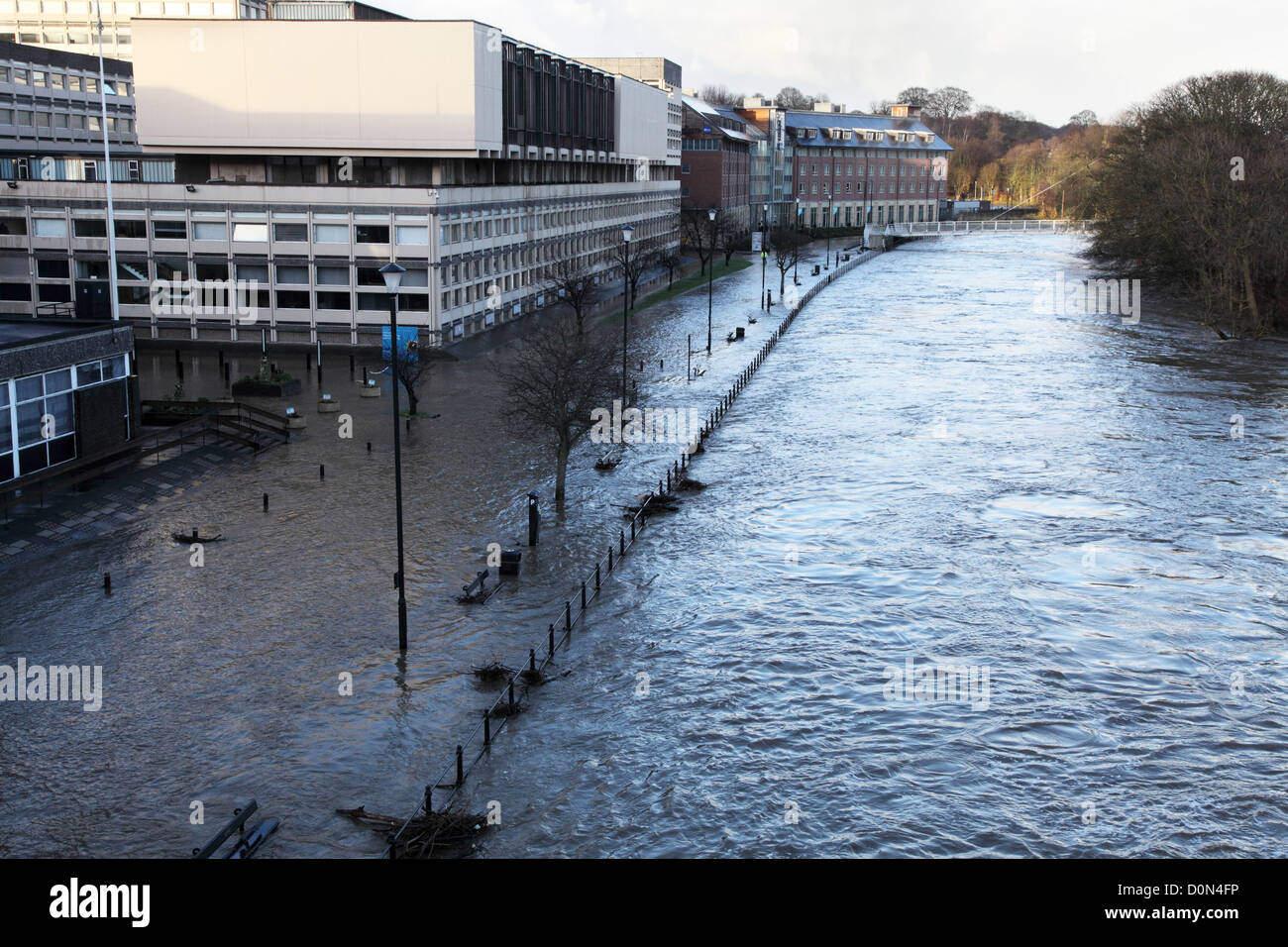 L'usure de la rivière déborde et les inondations dans la ville de Durham road à côté de l'épargne nationale et les investissements des capacités Banque D'Images