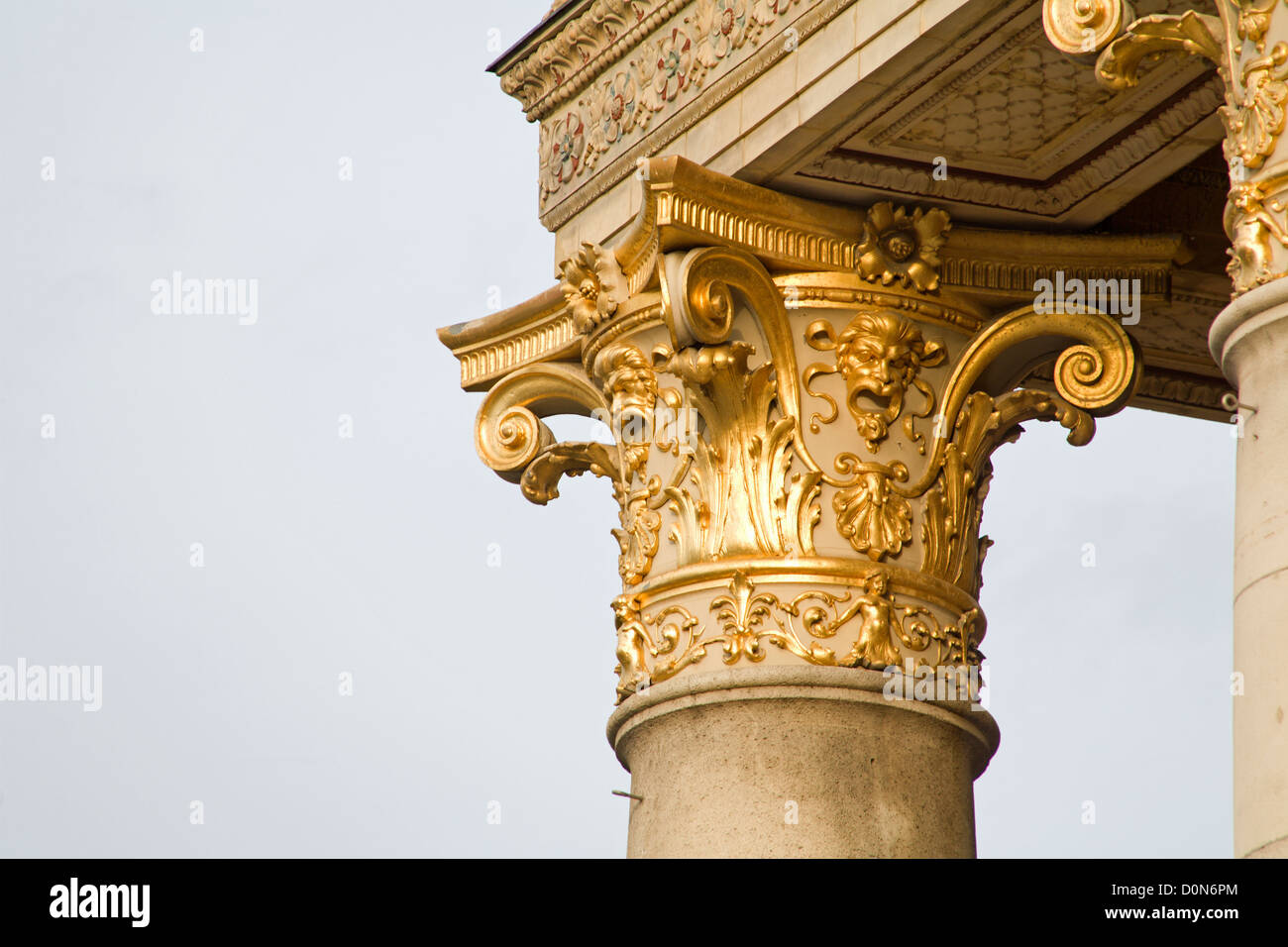 BUDAPEST - Septembre 22 : Détail du capital à partir de la salle d'exposition d'art construit en 1895 dans un style éclectique-al néoclassique sur Septem Banque D'Images