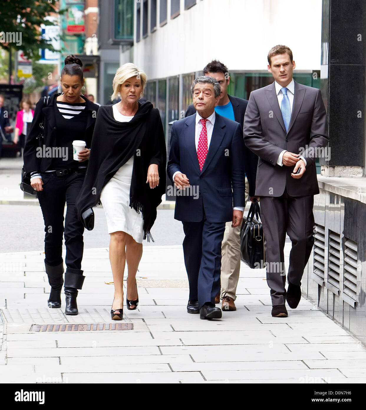 Lee Ryan accompagné de sa mère, Sheila (2L) et son avocat, Raymond Lewis (C) Arrivée à la ville de Westminster Banque D'Images