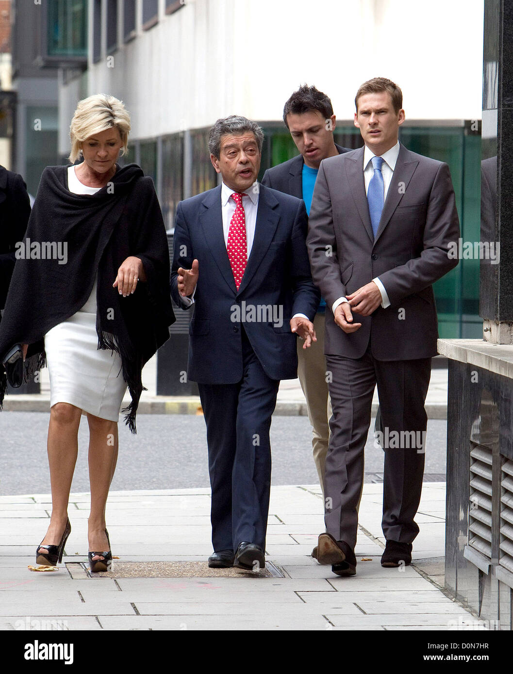 Lee Ryan accompagné de sa mère, Sheila (L) et son avocat, Raymond Lewis (C) Arrivée à la ville de Westminster Magistrates' Banque D'Images