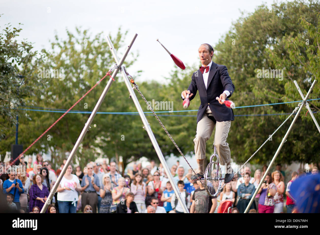 Pete Sweet et son cirque nerdy gagner les foules avec son hilarously «' maladroites et jonglerie funambule stunt. Banque D'Images