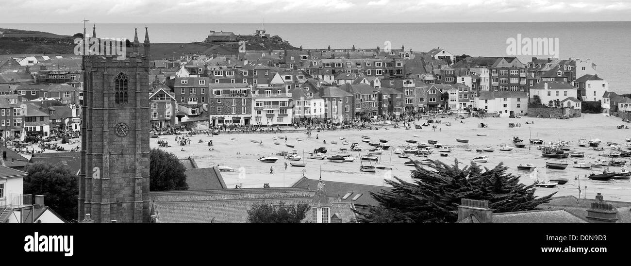 Image panoramique en noir et blanc, port de mer d'été et de la plage, vue sur la ville de St Ives, la baie de St Ives, Cornwall County ; Angleterre ; UK Banque D'Images