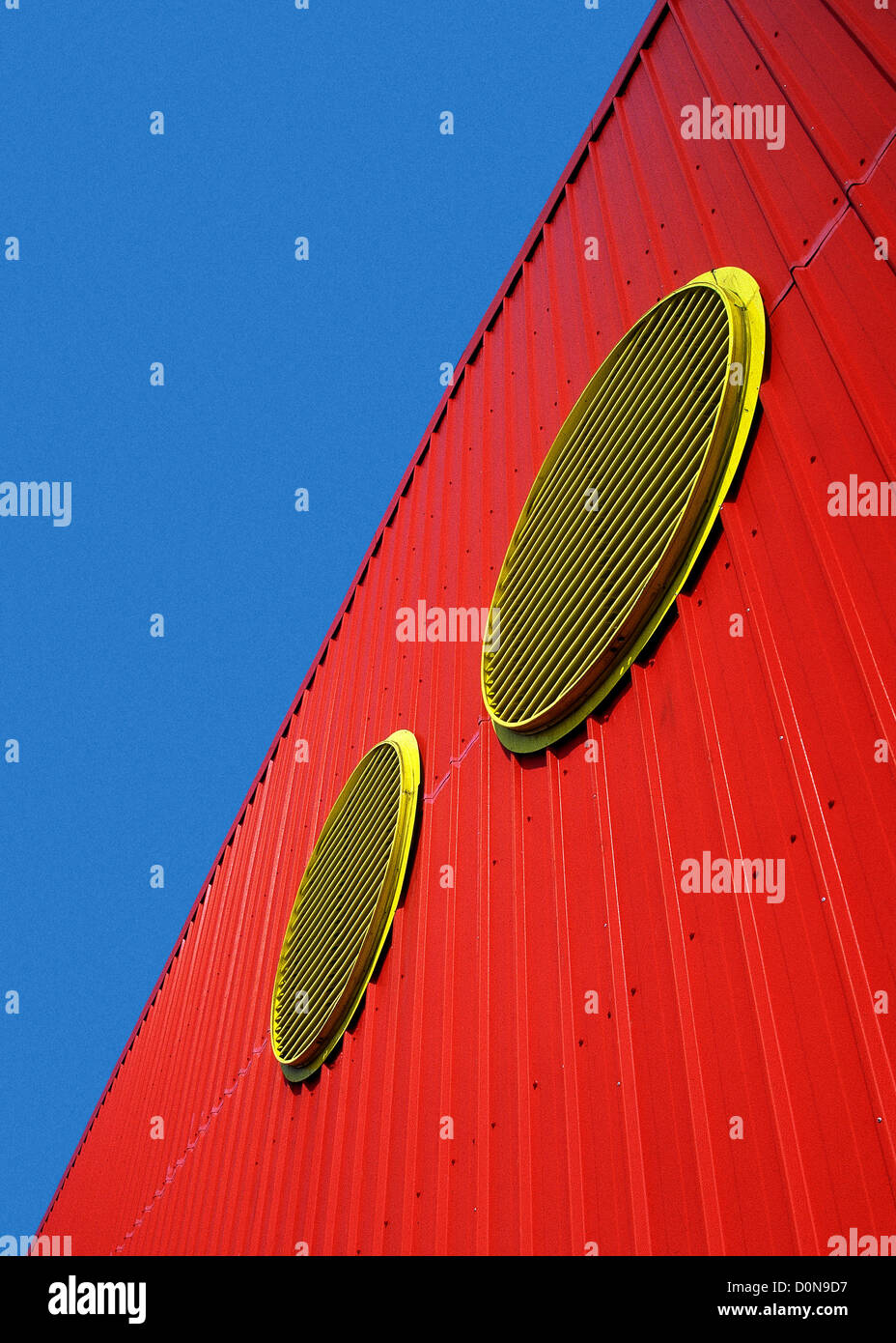 Les grilles de ventilation sur un bureau de tri de la poste à Milton Keynes Banque D'Images