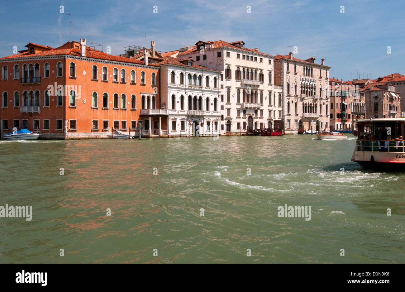 Bâtiments le long du Grand Canal, Venise, Italie Banque D'Images