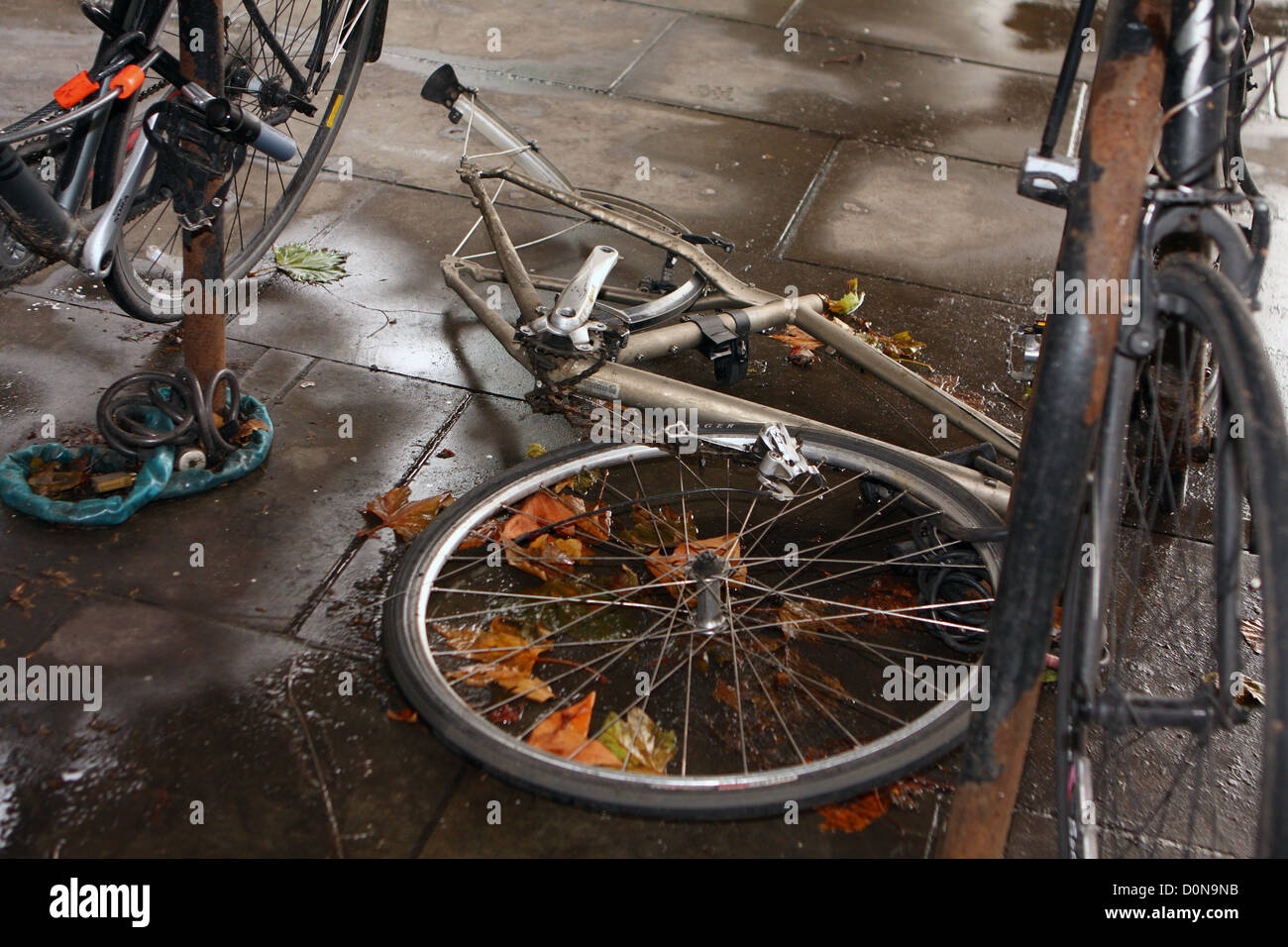 Kaputtes Fahrrad im Fahrradständer, Symbol für Pech, Verfall