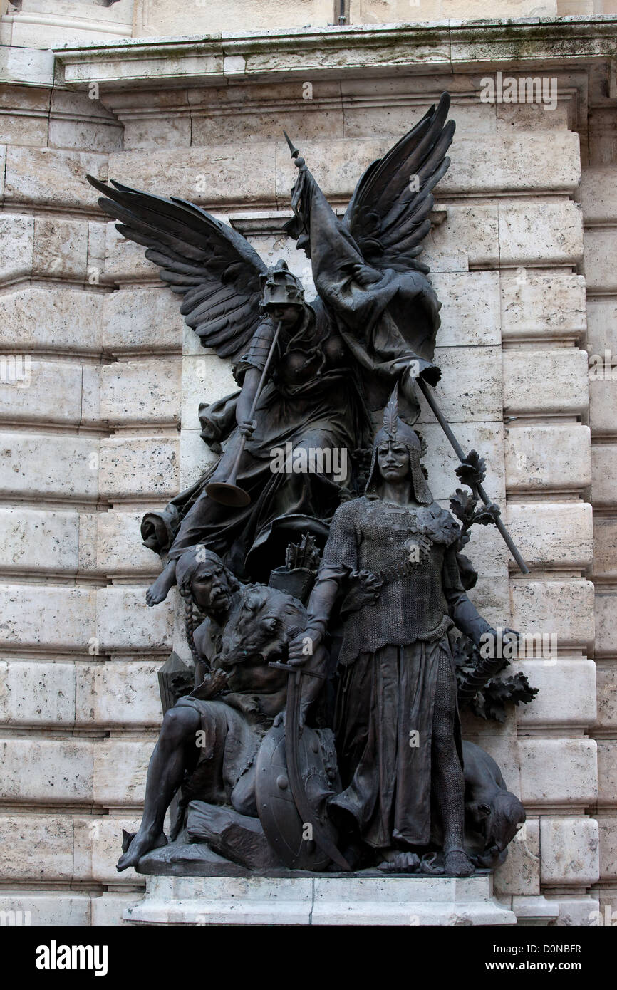 Statue allégorique de la guerre par Karoly Senyey au château de Buda (Palais Royal) à Budapest, Hongrie. Banque D'Images