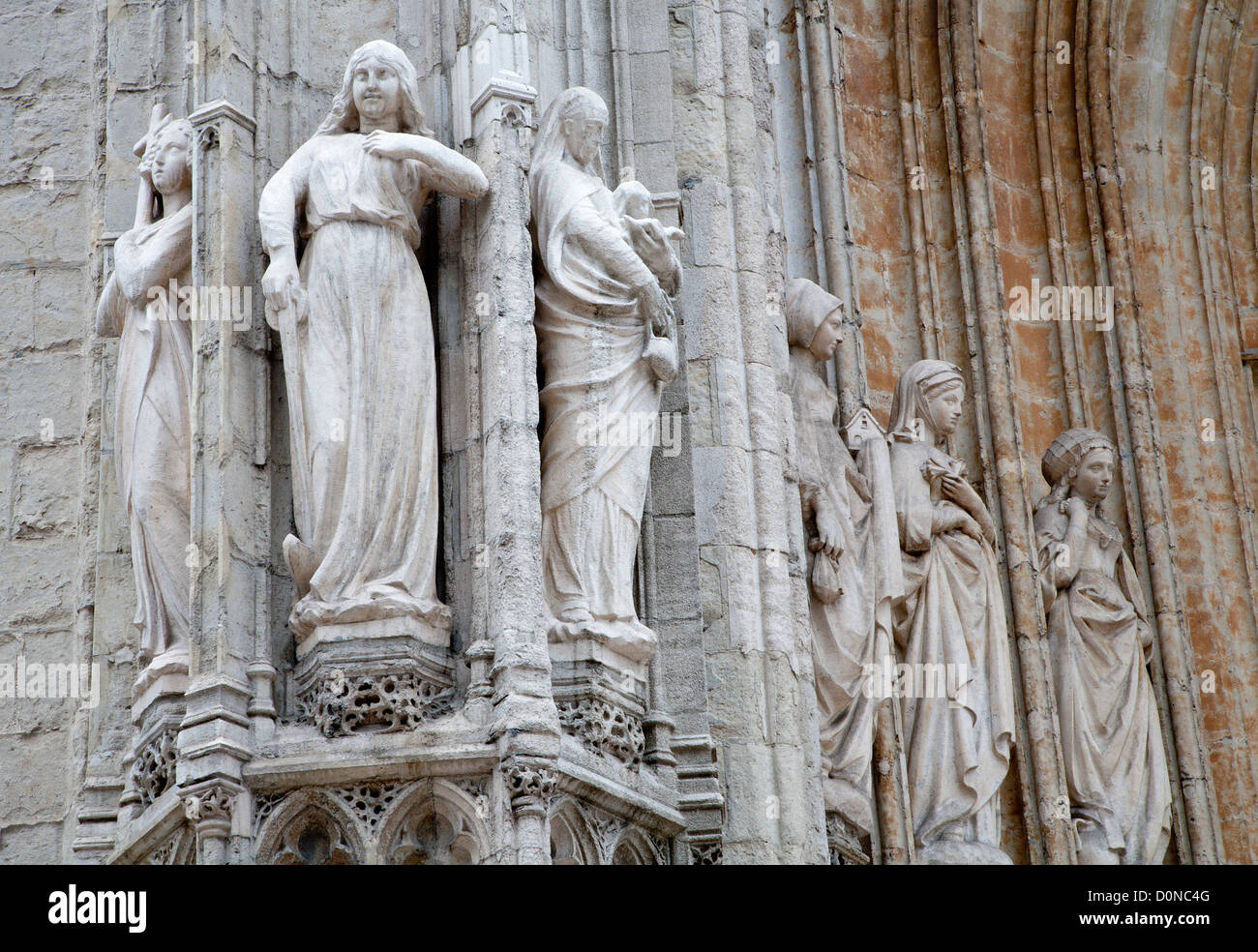 Bruxelles - Juin 21 : Détails du portail principal de Notre Dame du Sablon église gothique le 21 juin 2012 à Bruxelles. Banque D'Images