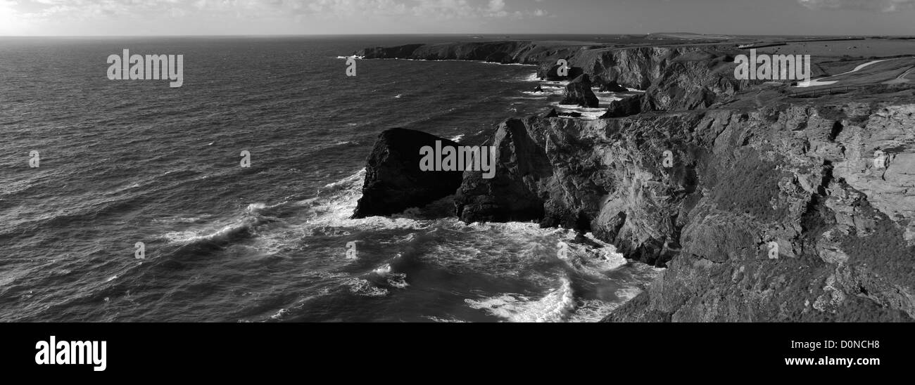 Image panoramique en noir et blanc, l'été au Bedruthan Steps stacks, Carnewas la mer, l'île Cornwall County ; Angleterre ; UK Banque D'Images